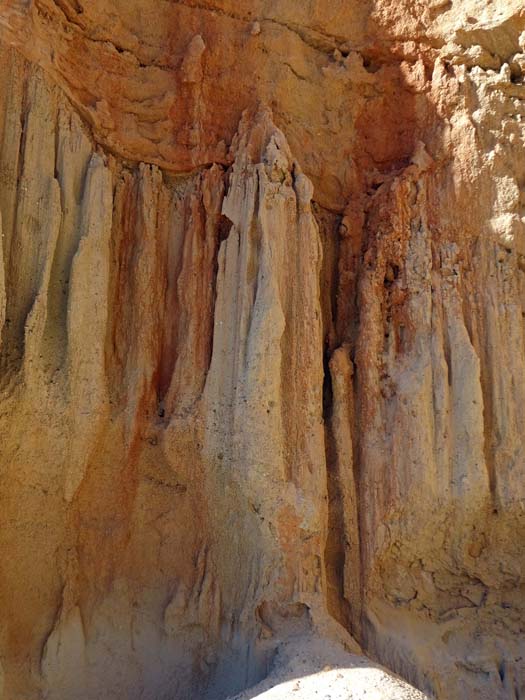 so einladend sie wirken - Kletterer werden an den weichen, bröseligen Griffen und Tritten allerdings nicht viel Glück haben; zum Trost: der Joshua Tree National Park ist nicht weit (s. Archiv Ryan Mountain)