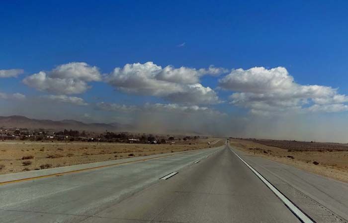 weiter geht's nach Südosten, tiefer in die Mojave-Wüste hinein, wo sich bald Sand- und Schneestürme (die ersten seit 1989!) abwechseln werden