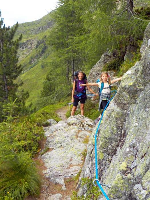 die Querung über der Bachschlucht wird von einem Geländerseil entschärft