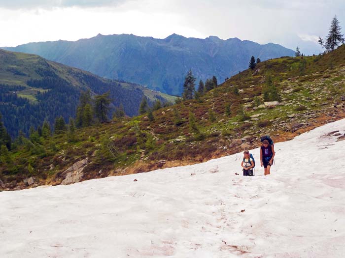 auf einem längeren Flachstück überqueren wir noch Ende Juli ein großes Schneefeld; im Hintergrund die Gagenalm und der Lasörlingkamm