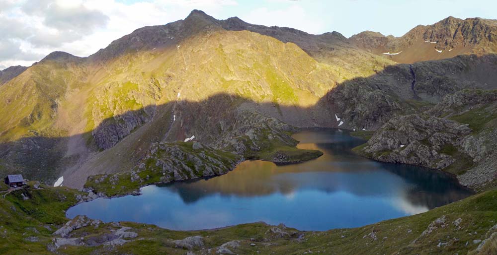 vorher aber noch schnell einen Blick auf den bezaubernden Geigensee; leicht links darüber das Deferegger Hochegg, der letzte Gipfel unserer Runde