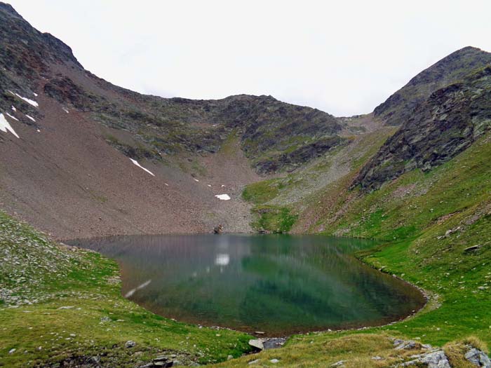 ... am Ufer des Pumpersee; rechts oben der Hauptgipfel der Kugelspitze, in der Folge begehen wir den Kamm nach links in Richtung Regenstein