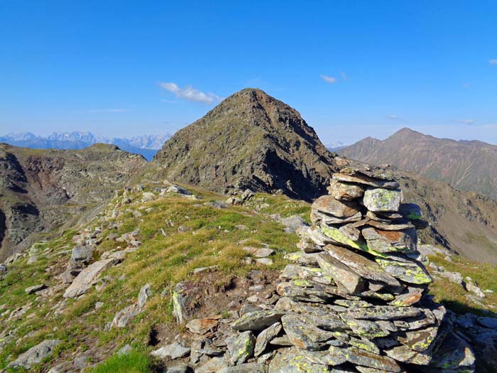 der vorerst flache Verbindungskamm vom Nordost- zum Hauptgipfel der Kugelspitze ...