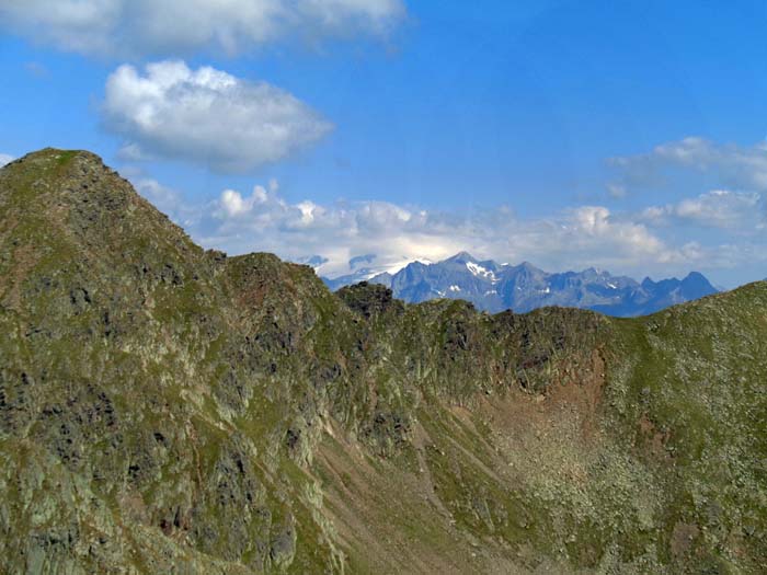 mit etwas Kletterfertigkeit (etliche Passagen zwischen Grad 1 und 2) und der nötigen Vorsicht ergeben sie sich aber leichter, als es den Anschein hat; Blick auf den Gratabschnitt von Süden, dahinter Frosnitzkamm, Eichhamstock und das Gletscherdach der Venedigergruppe