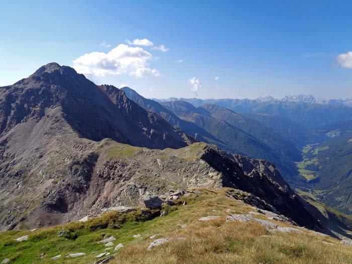 im Süden unser nächstes Ziel - der Regenstein; rechts unten das Winkeltal, dahinter Karnischer Hauptkamm und Sextener Dolomiten