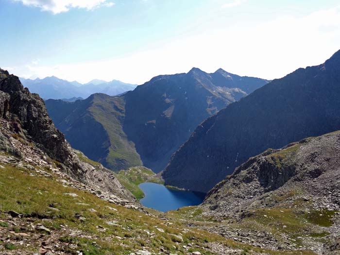 am westlichsten Punkt unserer Gratrunde über insgesamt sieben Gipfel: Blick auf den Pumpersee, die dunkle Flanke rechts ist der Nordgrataufbau des Regenstein, die Zwillinge über dem See sind Deferegger Hochegg NW- und SO-Gipfel, welche wir in einigen Stunden abschließend überschreiten werden