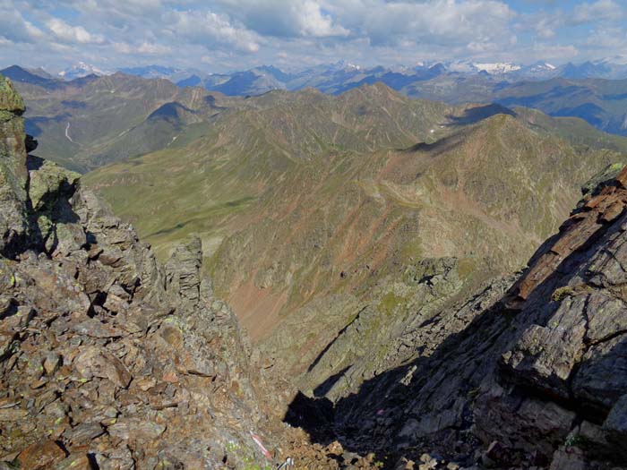 ... helfen Drahtseile über die etwas unangenehme Geröllauflage hinweg; Blick gegen NW, rechts (mit der Schattenhaube) die Kugelspitze