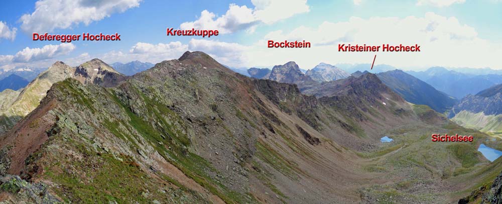 die schwierigste Kletterstelle der heutigen Tour wartet etwa auf halbem Weg zur Kreuzkuppe - eine etwa zehn Meter hohe kaminartige Verschneidung rechts der Gratschneide im Abstieg (III)