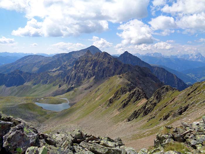 viele landschaftliche Zuckerl beim Übergang Beim Kreuz - Kreuzkuppe: der Sichelsee kommt langsam in seine namensgebende Form