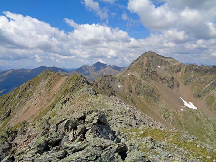 Rückblick auf den Regenstein, links davon in der Ferne die beschattete Hochgrabe (Archiv Schitouren)