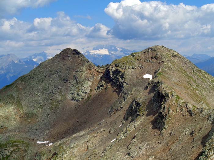 am Gipfel der Kreuzkuppe stehen wir den letzten beiden Gipfeln des heutigen Tages gegenüber - den Zwillingen des Deferegger Hochegg mit dem Großglockner dazwischen