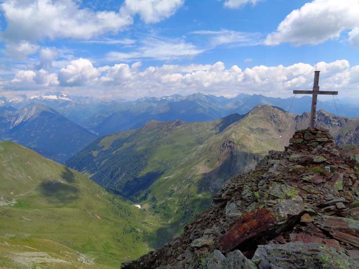 das Kreuz am Südostgipfel, der seinen Zwilling um einen Meter überragt; links der Großglockner, daran anschließend die Schobergruppe