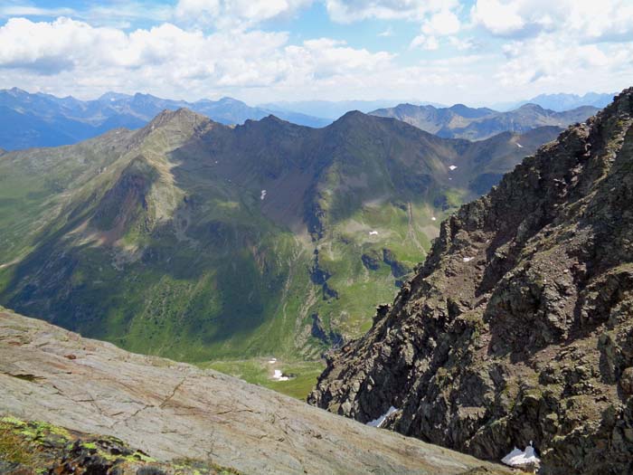 jenseits der letzten Scharte, die man direkt überklettert oder auf steiler, schmaler Grasrampe umgeht, bricht die Wand ins Grünalmtal ab