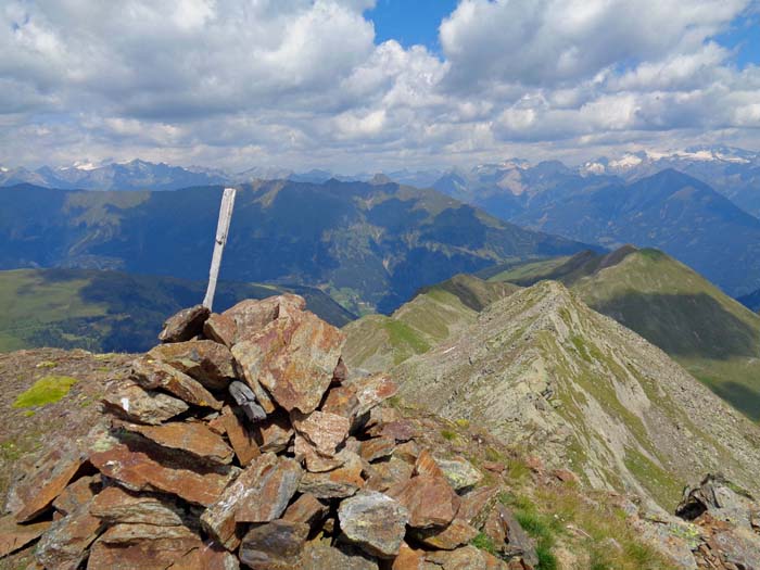 auf dem letzten von sieben hohen Villgratner Bergen: Deferegger Hochegg Nordwestgipfel mit Blick gegen Norden auf den Gratzug Blitzkofel - Firstkogel