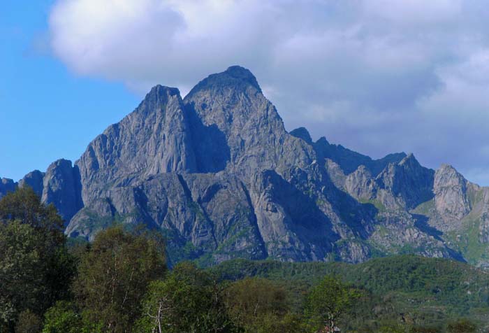 als Bergsteiger hat man auf den Lofoten die sprichwörtliche Qual der Wahl; gleich hinter dem Hauptort Svolvær erhebt sich der 942 m hohe Vågakallen