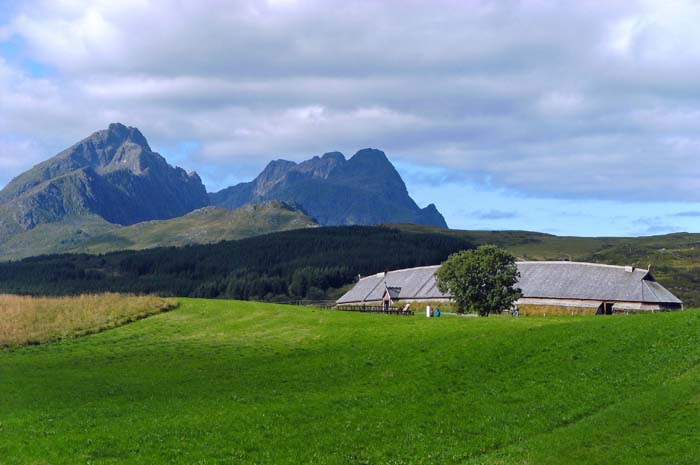 in Borge findet alljährlich im August ein Wikingerfestival statt. Neben einem der bedeutendsten Wikingermuseen Skandinaviens haben Wissenschaftler aus Tromsø das größte jemals aufgespürte Langhaus dieses Volkes ausgegraben und in seiner gesamten Länge von 83 m originalgetreu nachgebaut