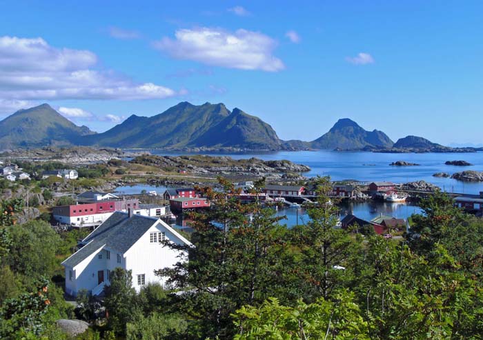 Ballstad an der SW-Spitze von Vestvågøya  ist nach einem Sohn des Göttervaters Odin benannt; von hier breitete sich die Idee, renovierte Fischerhütten (die sogenannten Rorbuer) an Touristen zu vermieten, rasant übers ganze Land aus