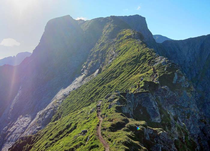 vom Sattel unterhalb des Vorgipfels kann man die Tour entweder über einen immer ausgesetzter werdenden Felsgrat bis hinüber zur 730 m hohen Helvete (Hölle) fortsetzen (Abstieg über Bänder und Terrassen zum Djupfjord) ...