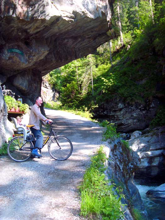 bei der Gedenkstätte unter der Rabenwand ist die steile Anfangspassage der Mühlbachschlucht bereits überwunden