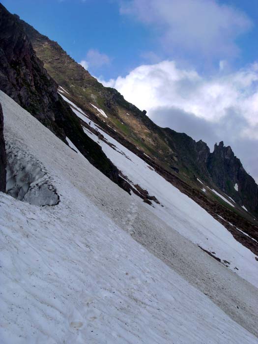 ... danach links die recht steilen Frühsommer-Schneefelder empor ...