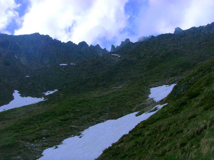 ... des erstaunlich wilden Gipfelgrates; leider zieht das Wetter zu