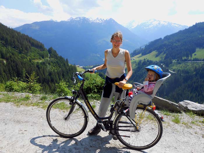 von der Stangenalm geht's wieder mit dem Rad weiter: über die Peilbergalmen und die Forststraßen hoch über dem Mühlbachtal zurück zum Ausgangspunkt