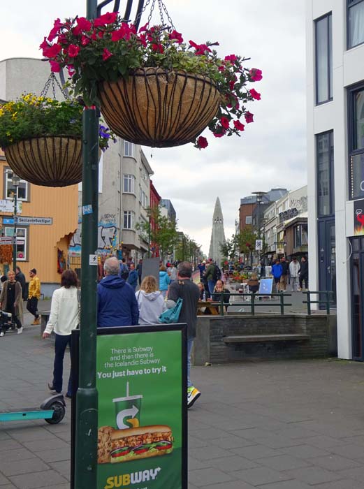 durch eine Seitenstraße erspähen wir eine der Hauptlandmarken der Stadt, ...                               