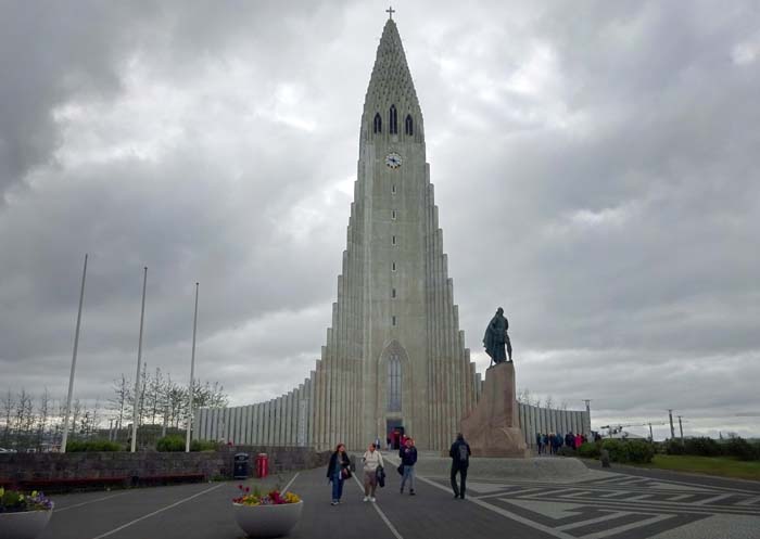 ... die Hallgrimskirche, die erst Mitte der 70er-Jahre nach fast 40-jähriger Bauzeit mit vielen technischen und finanziellen Problemen fertiggestellt werden konnte                               