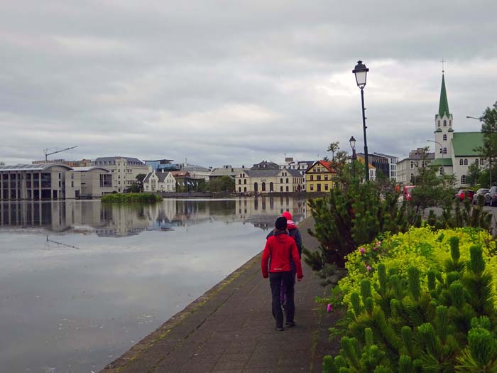 neben dem Stadtkern und dem umstrittenen, postmodernen Rathaus (ganz links) ein See: der Tjörnin, der gern von seltenen Vögeln als Brutgebiet genutzt wird                              