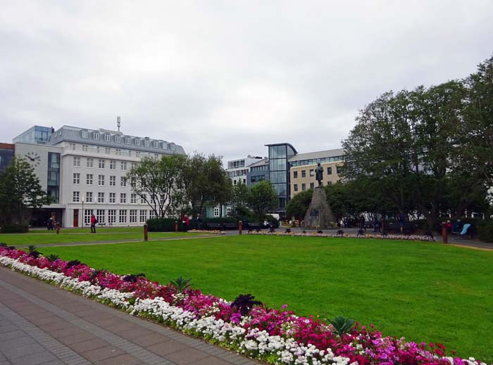 gleich neben dem zentralen Platz, dem Austurvöllur, ...                               