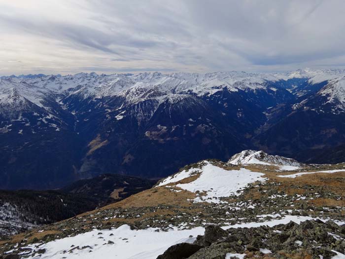 Rückblick auf den obersten Westgrat, links Michelbachtal, rechts Defereggental