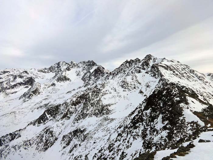 der Gratzug nach Osten über Kreuzspitze und Leibnitzer Rotspitzen zum Hochschober