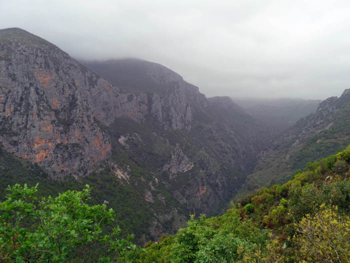 wir durchschreiten die wilde Rindomoschlucht in der Westflanke des Taýgetos auf ihren spektakulärsten zwei Kilometern