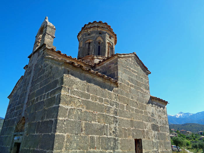 ... liegt eines der vielen architektonischen Kleinode Südgriechenlands: das byzantinische Kirchlein Aghía Sophía am Fuß ...