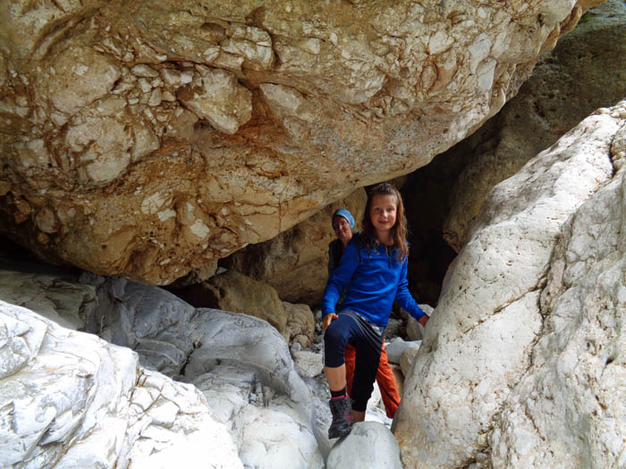 ... dann verbreitert sich die Klamm und mündet in ein steinernes Labyrinth aus Blöcken, Höhlen und Spalten; Farbpunkte helfen, die leichtesten Durchschlupfe zu finden