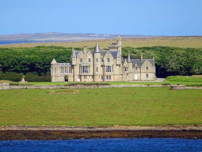 nicht weit davon entfernt an der Südwestküste von Shapinsay Balfour Castle, ein denkmalgeschütztes Herrenhaus aus der Mitte des 19. Jh., heute ein Hotelbetrieb