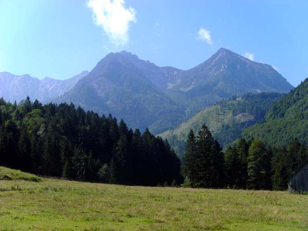 am Zustieg im Bereich der Unterbergeralm; im S Scharfen (links) und Braunedlkogel