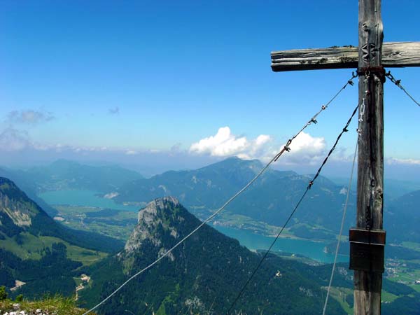 Gipfelkreuz gegen NW auf Sparber, Wolfgangsee und Schafberg