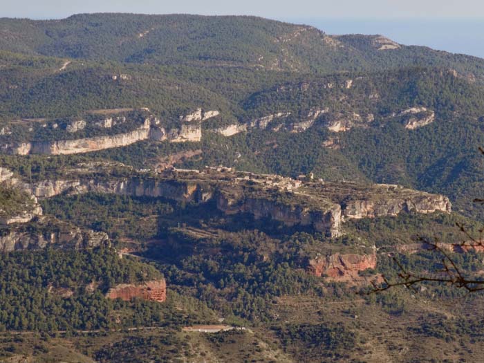 im SO das pittoreske Bergdörfchen Siurana; seine strategische Lage verzögerte im 12. Jahrhundert lange Jahre die christliche Rückeroberung der Region, heute machen einige der schwersten Sportkletterrouten der Welt den Ort zu einem begehrten Ziel für Kletterer