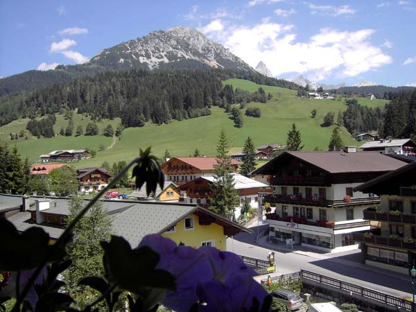 Filzmoos gegen Rötelstein, der Zacken rechts ist der Hohe Dachstein