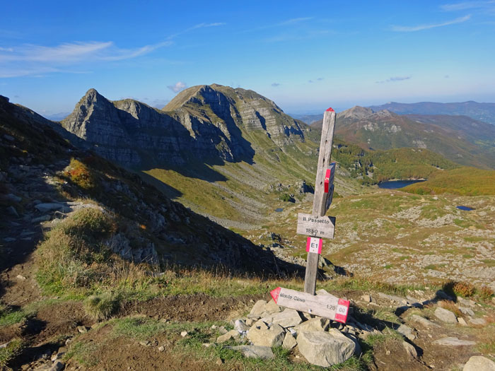 ... hinauf zum Passetto auf 1850 m, wo wir erstmals über einen Großteil unseres Grates bis zum Monte Giovo blicken. Links die Südkante des Altaretto (klassische Alpinkletterei, Licht-Schatten-Grenze), wir werden die schmale Schrofenwand links davon erklimmen