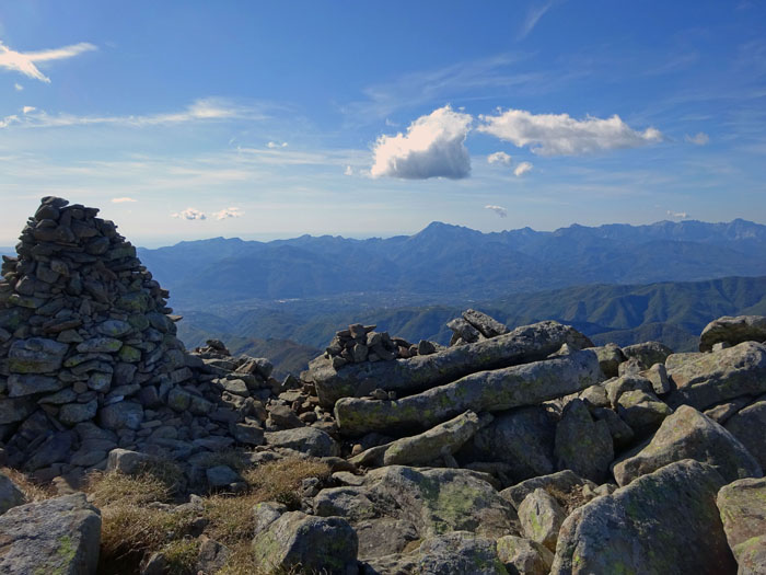 im Westen die Apuanischen Alpen, wo die Höhepunkte des toskanischen Alpinismus auf uns warten; der Name leitet sich von einem antiken ligurischen Volksstamm ab