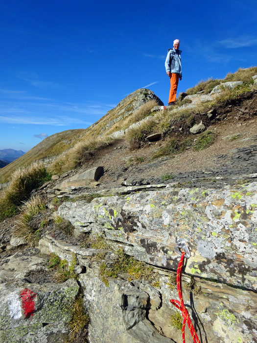 ... plus Bohrhakenlasche am Gipfel der Grotta Rosa, dahinter schon der Monte Giovo