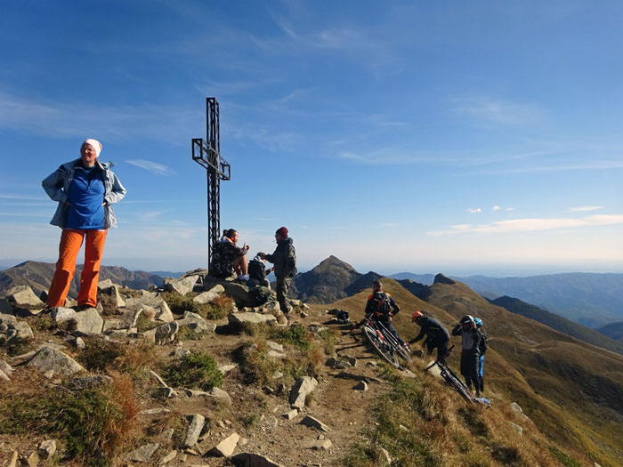 Bergradler am Monte Giovo, dahinter unser Grat