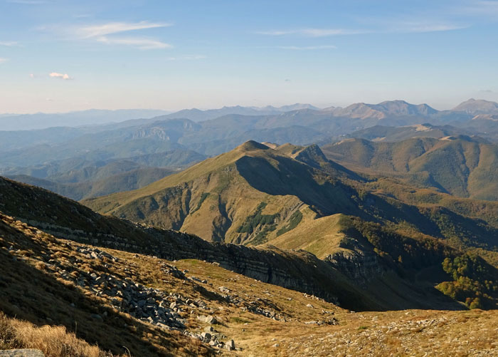 während die Mountainbiker den NW-Grat hinuntersausen, ...