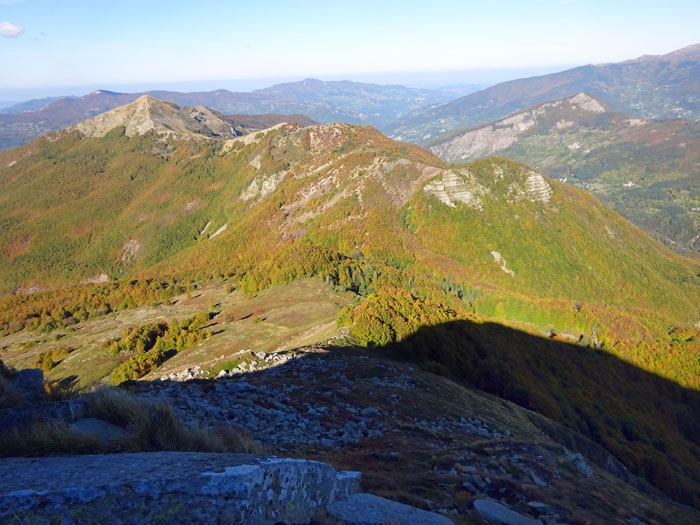 ... hinunter zum Passo Boccaia und weiter rechts abwärts ...