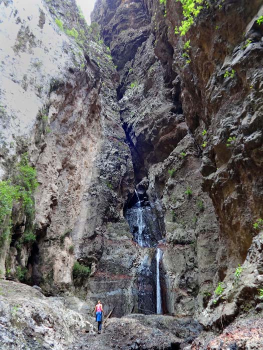 am Ende der ausweglosen Sackgasse stürzt von den Höhen um Ifonche ein Wasserfall herab