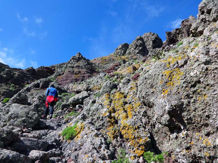 das Tenogebirge gehört zu den geologisch ältesten Teilen der Insel, es stieg vor etwa sieben Millionen Jahren aufgrund vulkanischer Tätigkeit erst einmal als eigenständige Insel aus dem Meer