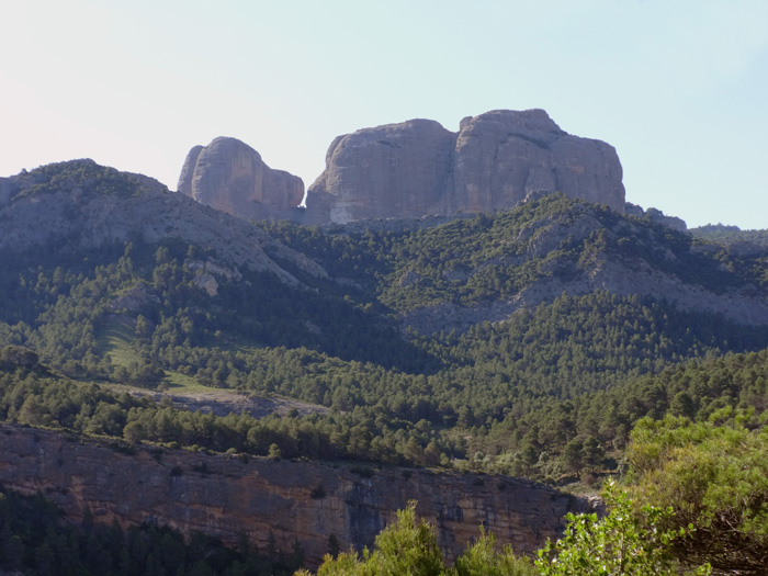 die Roques de Benet von NW; rechts der Hauptgipfel El Castell, links der Cap de Gos (Hundekopf)