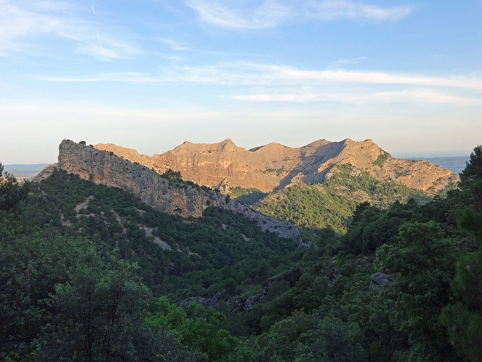 ... auf der Straße zu bleiben; Blick gegen Westen auf die Gronses, eines der beliebten Klettergebiete des Naturparks